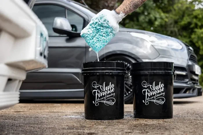 Detailing Bucket with Grit Grate